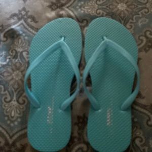 Woman’s size 6 flip flops (teal)